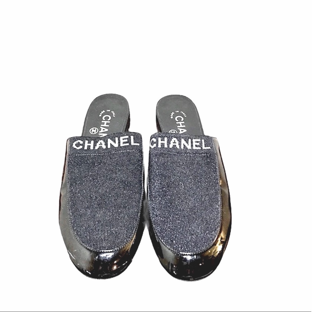 CHANEL knit patent leather slide-on mule